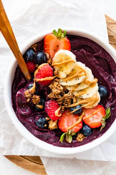 acai-bowl-with-spoon